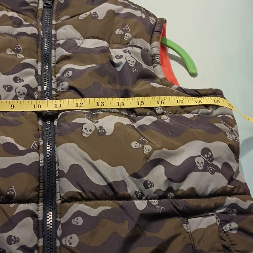 Skull & Camo Puffer Vest Boys Size Large Old Navy Olive/Orange